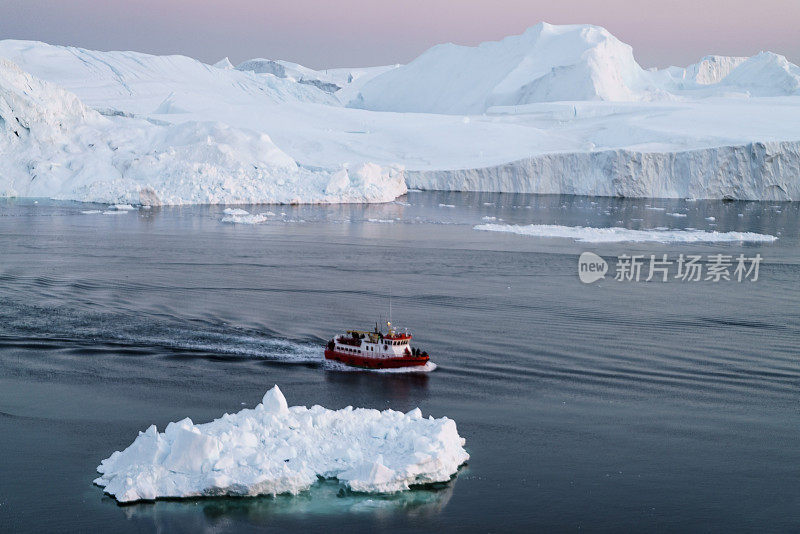 格陵兰岛北冰洋上的冰山