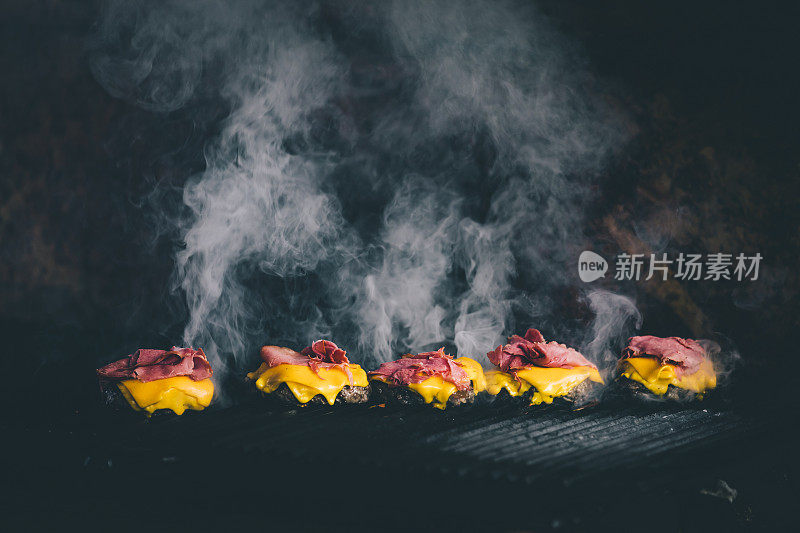 烧烤烹饪芝士汉堡在一个炙热的火焰烧烤