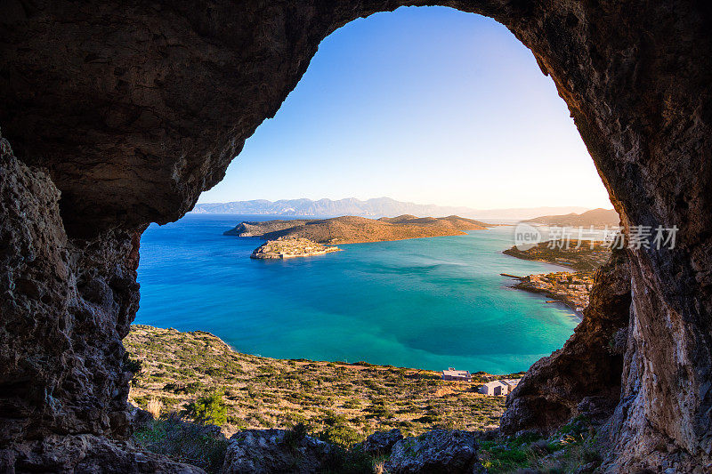 Mirambello海湾的全景与史宾纳隆加岛。透过希腊克里特岛的山洞，从山上眺望。