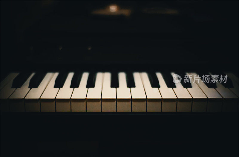 黑暗中的钢琴琴键