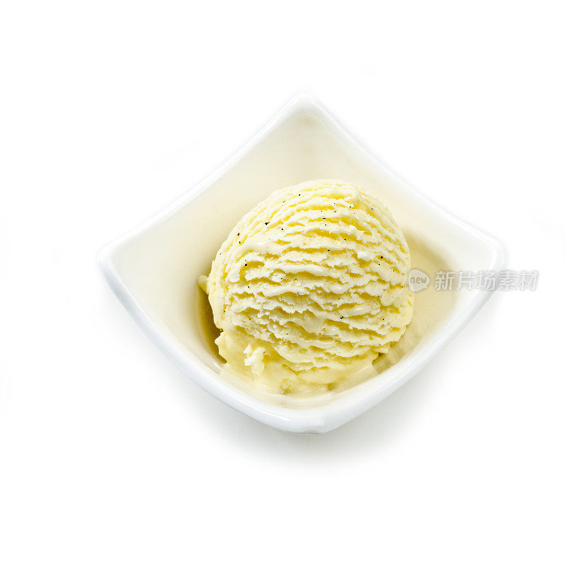 高角度视图，近距离拍摄的冰淇淋勺。一勺香草冰淇淋放在一个孤立的白色背景的盘子上