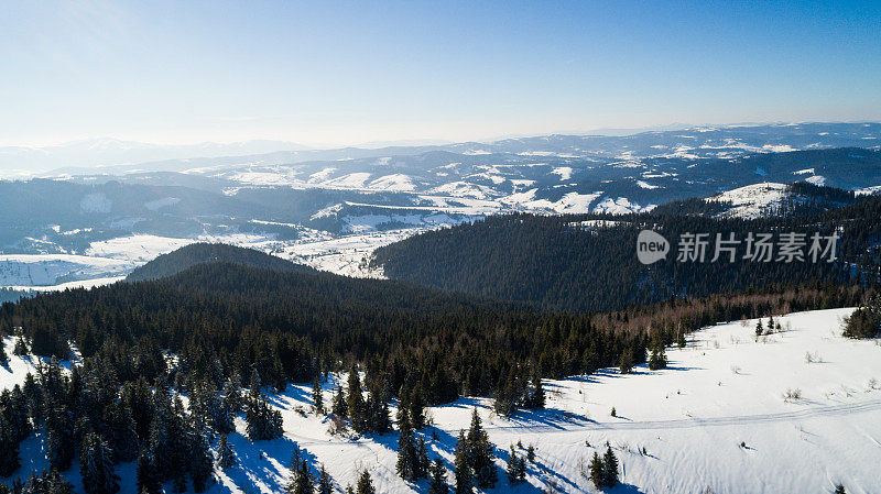 空中滑雪胜地在阳光明媚的喀尔巴阡山脉