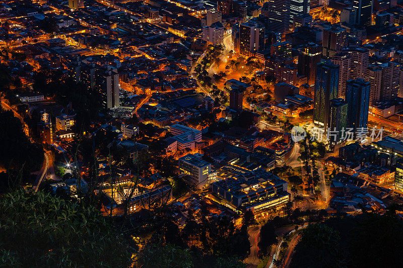 波哥大，哥伦比亚-高角度的南美首都城市在安第斯山脉日落后