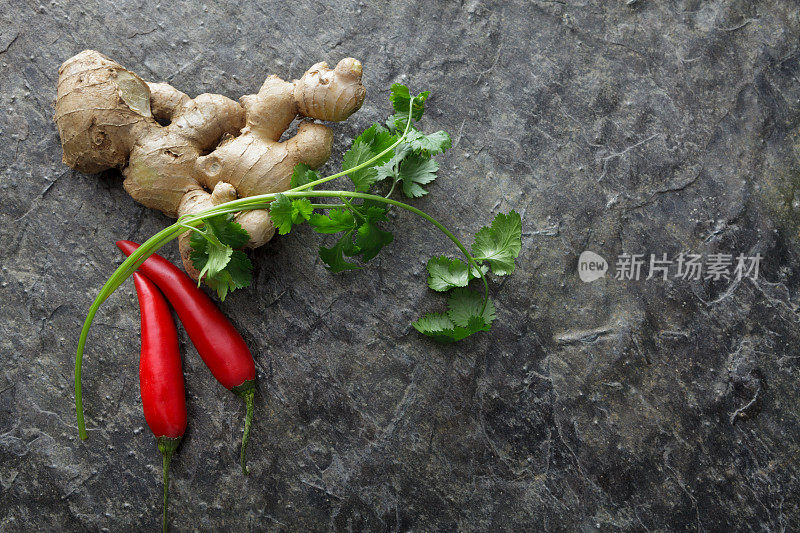 亚洲食物:生姜，香菜和辣椒的静物