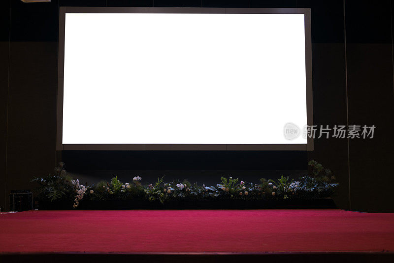 舞台放映机屏幕，会议厅红地毯。