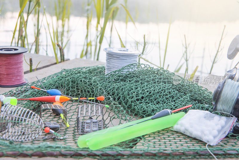 渔具躺在湖上的木桥上。
