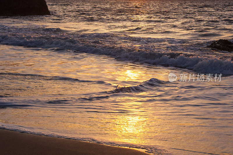 日落时旧金山沿岸的海浪