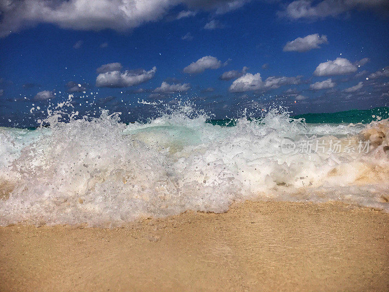 大西洋海浪，就像在天堂岛巴哈马看到的那样。