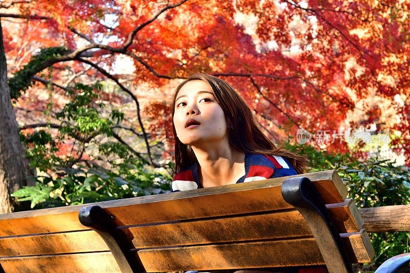 年轻的日本女子在公园做各种面部表情