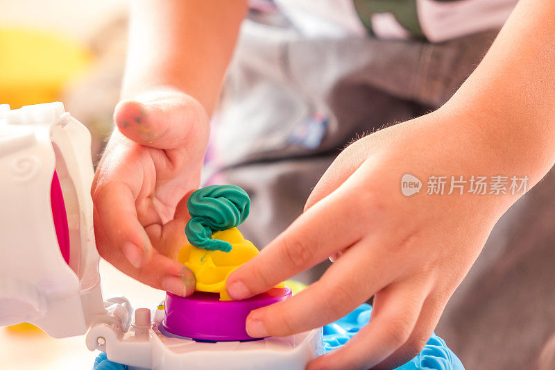 孩子们玩面团和模具，用他们的手做出许多有趣的形状