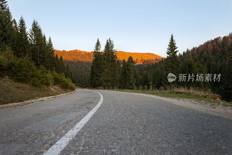 日落时穿过山林的道路