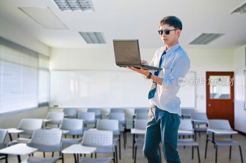 亚洲人在教室里使用笔记本电脑和数字平板电脑