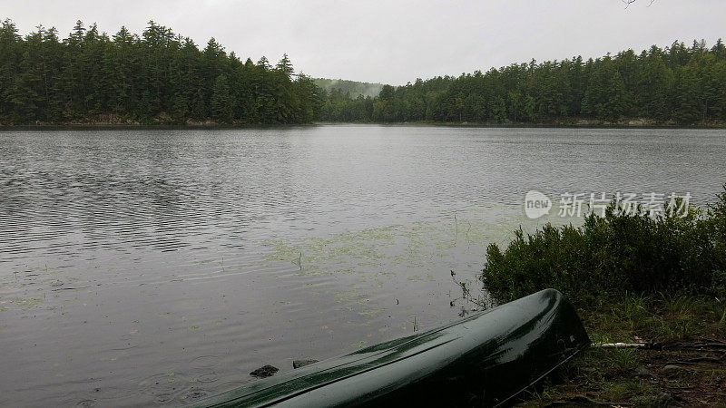 涟漪的水，岸边的独木舟，雨天，鹤池，阿迪朗达克山脉，纽约