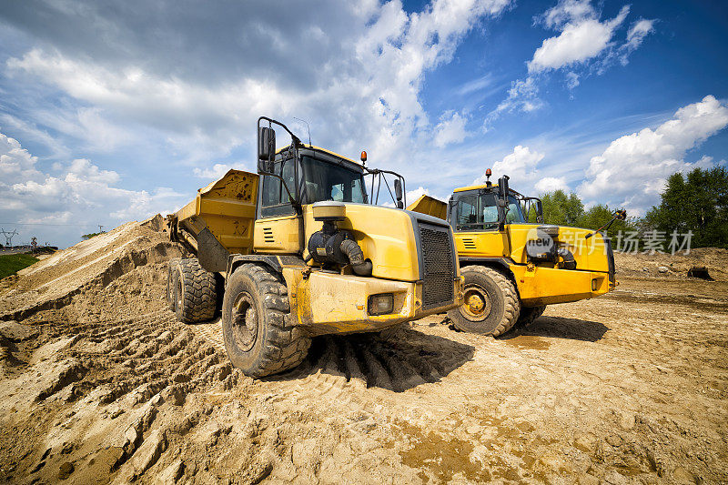 黄色的自卸卡车在建造S6公路，Goleniów，波兰