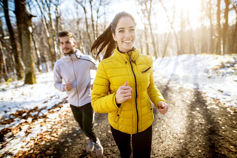 活跃的运动员运动夫妇跑步有很强的毅力