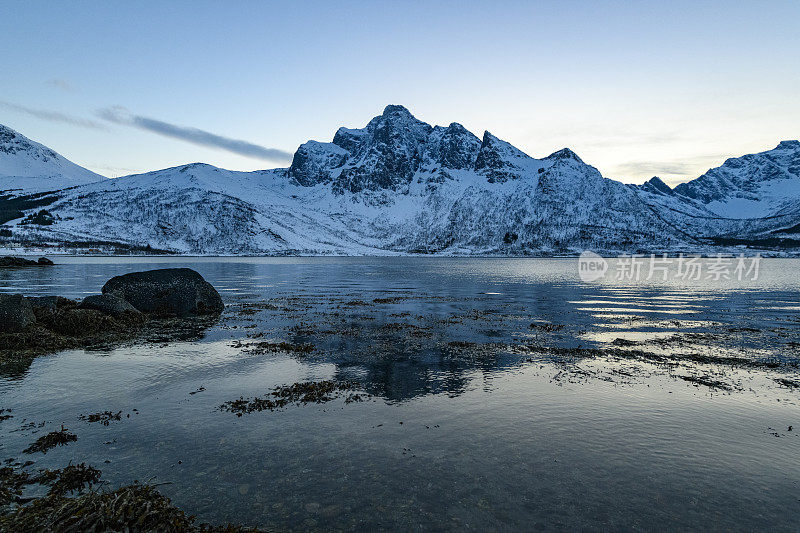 冬季，挪威北部罗浮敦群岛的峡湾景色