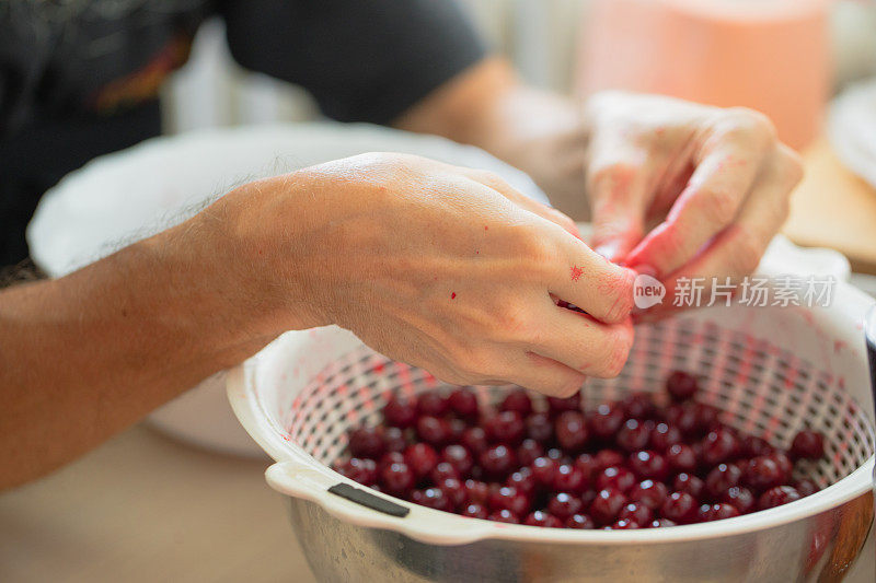 制作樱桃酱，特写