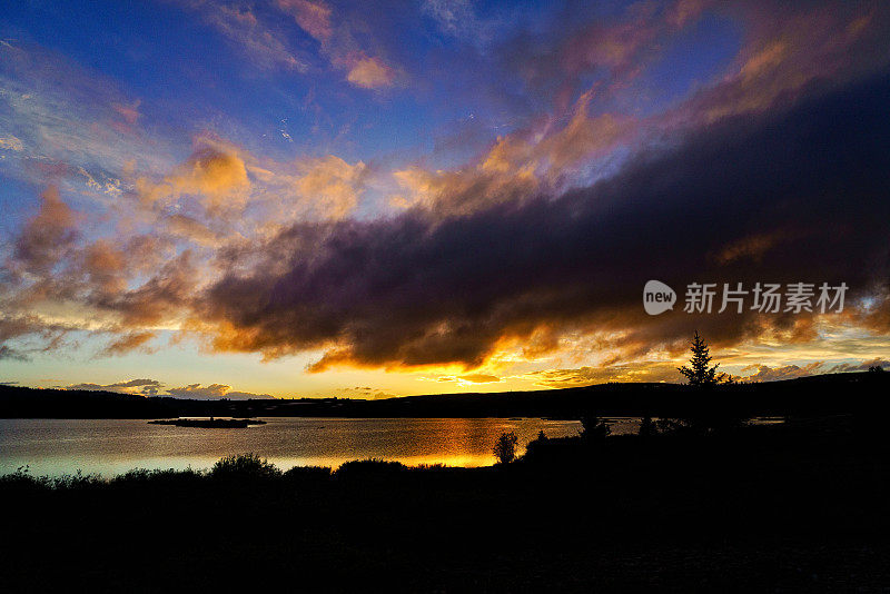 风景秀丽的湖山日落与反思