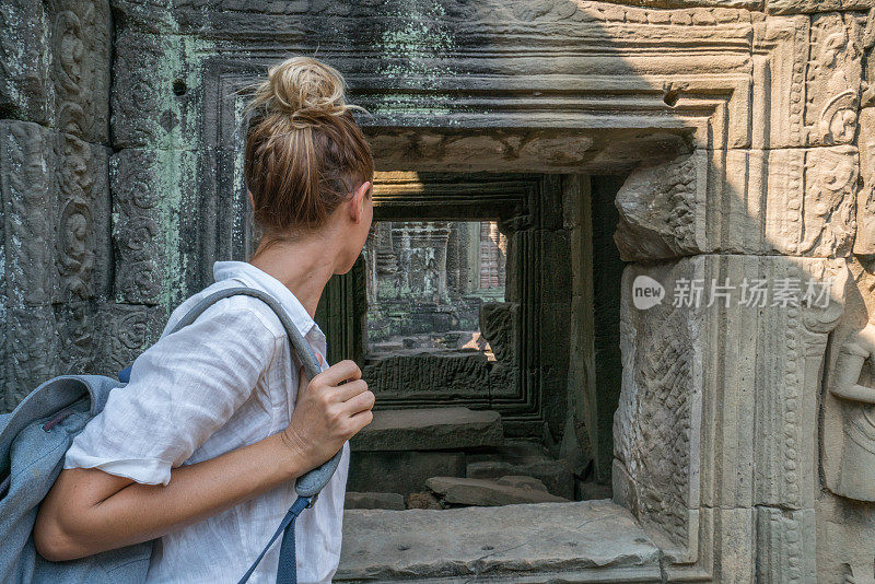 旅游女孩在古庙探索古老的废墟作为一个旅游冒险在亚洲国家