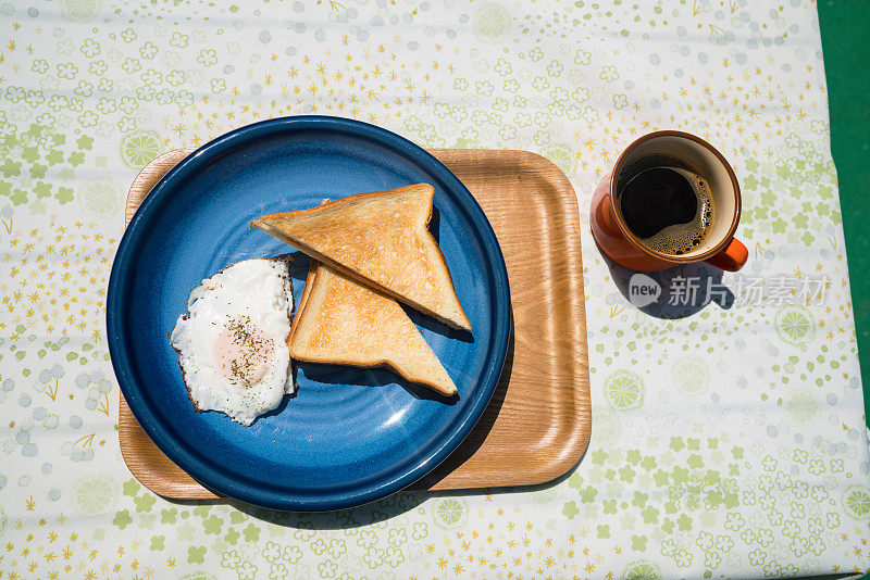 早餐在露台上的桌子上，还有一杯咖啡