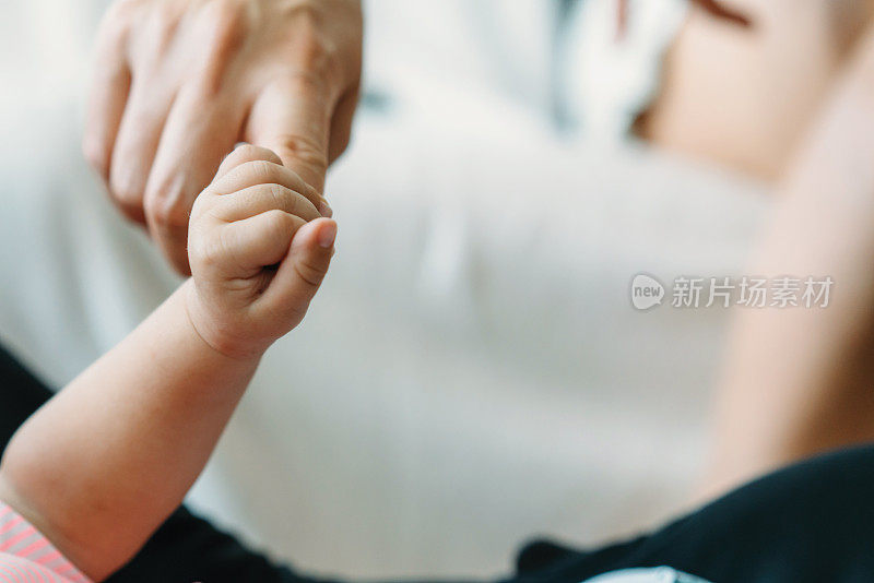 婴儿牵着父亲的手