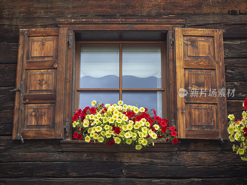 意大利阿尔卑斯山和白云岩上的传统花窗