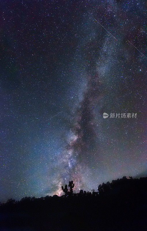 夜空宇宙中的银河和流星陨落星。