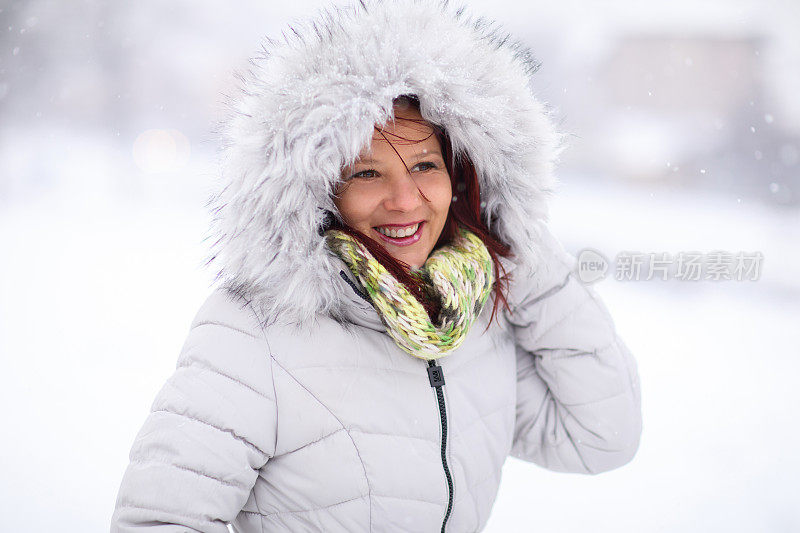 女人在雪地上