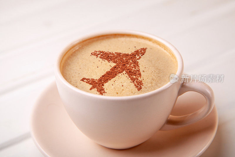 一杯有泡沫的飞机咖啡早上的咖啡