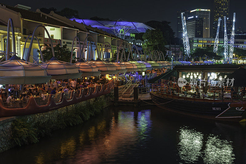 晚上，新加坡克拉克码头的餐馆和酒吧人满为患