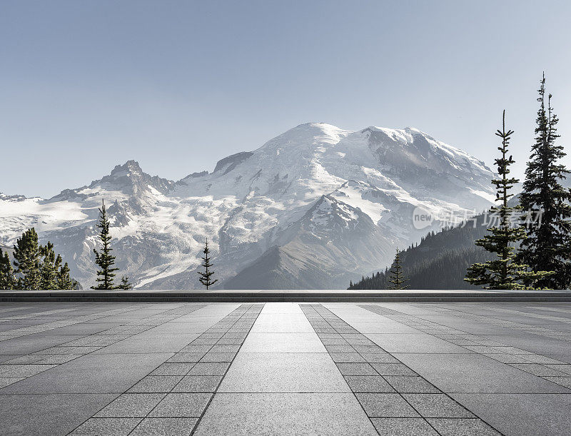 雪山前空荡荡的停车场