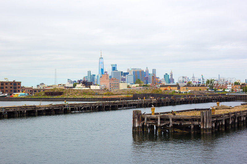 红钩，布鲁克林:木头码头在前景，下曼哈顿在背景