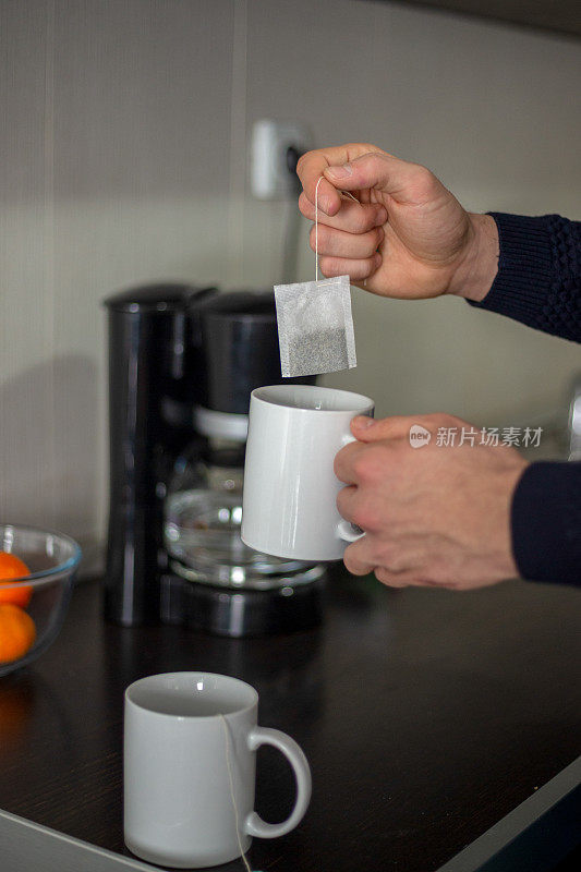 男人用茶泡茶