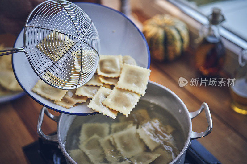 准备百里香和辣椒南瓜馄饨