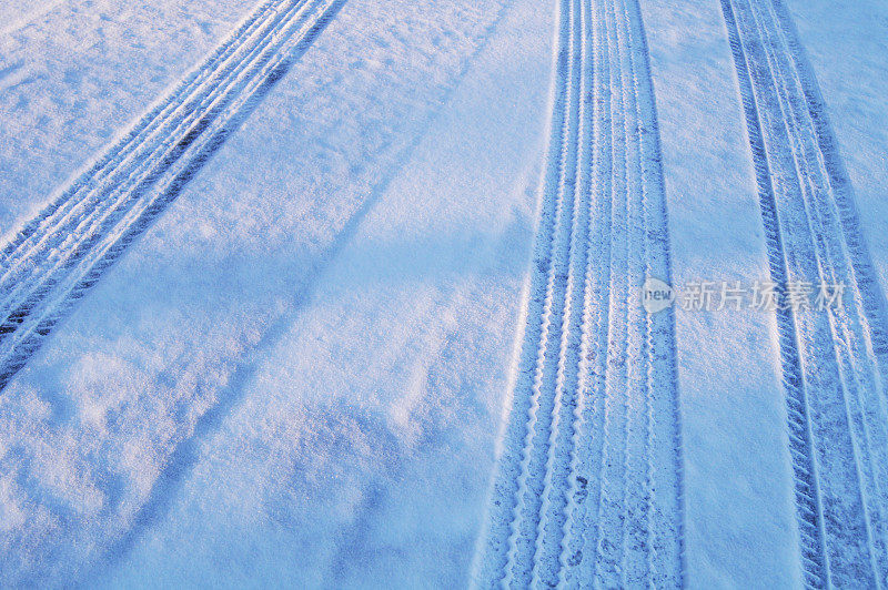 冬天雪地里的汽车轮胎印