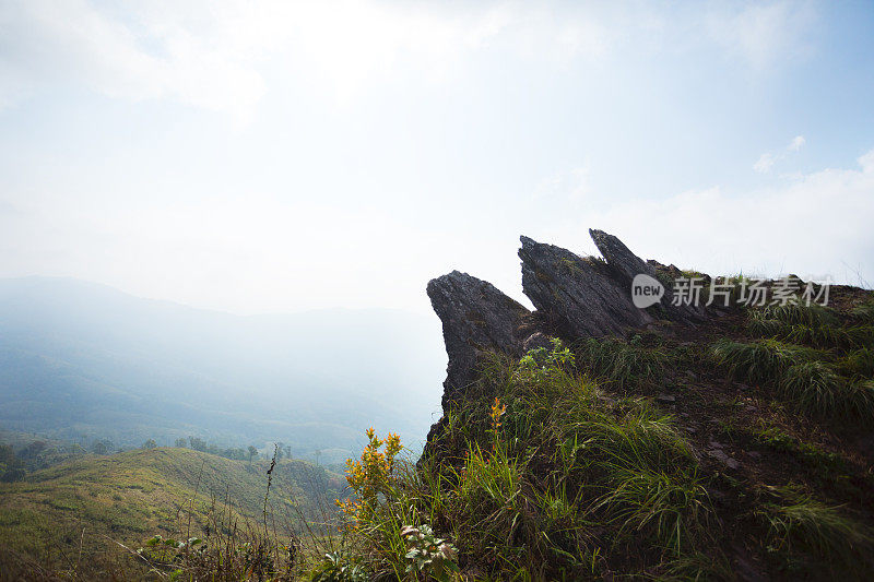 日出时山顶的岩石