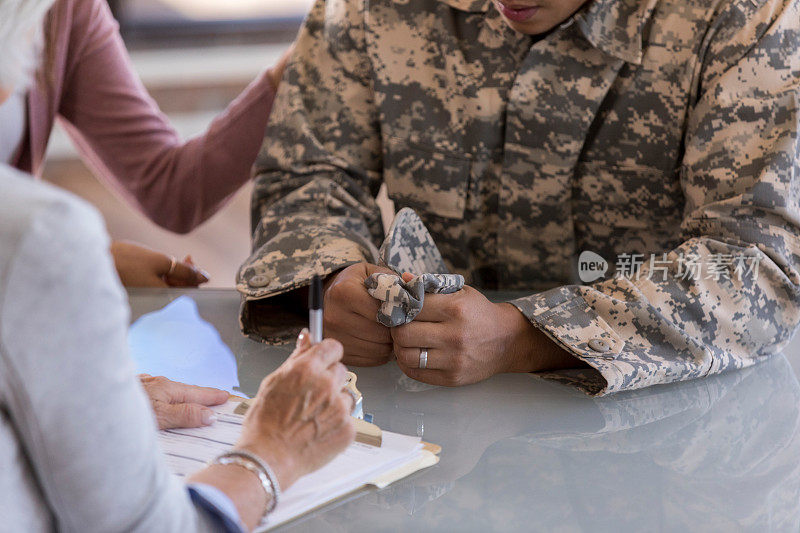 妻子在治疗期间安慰士兵丈夫