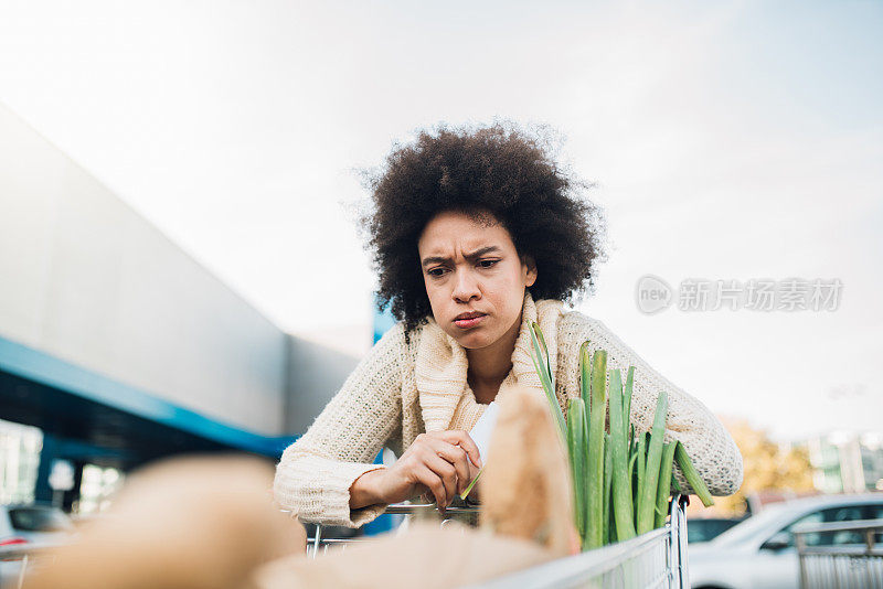 看购物车的女人