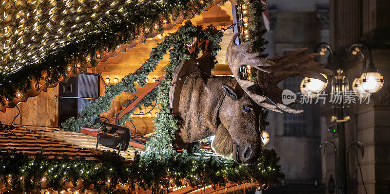 麋鹿头在一个户外圣诞市场的摊位卖酒
