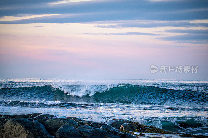 罗浮敦群岛的海浪拍打着Austvagoy海岸