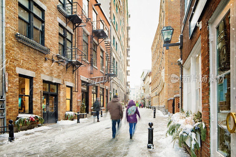 老魁北克市冬天低街景与小雪