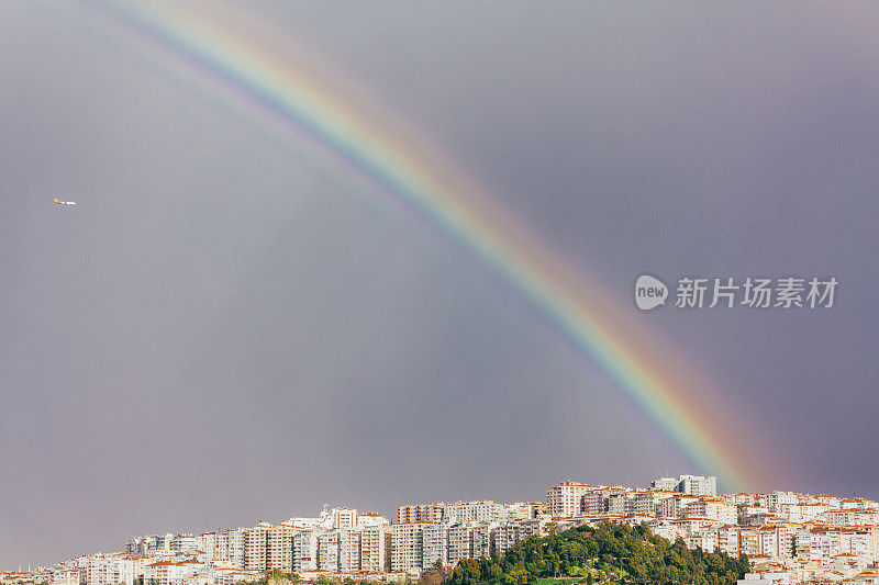 彩虹越过大海和城市，户外照片美丽的自然