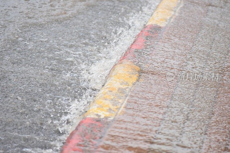 雨水冲刷着人行道