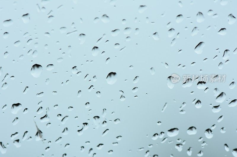 雨滴落在窗户上