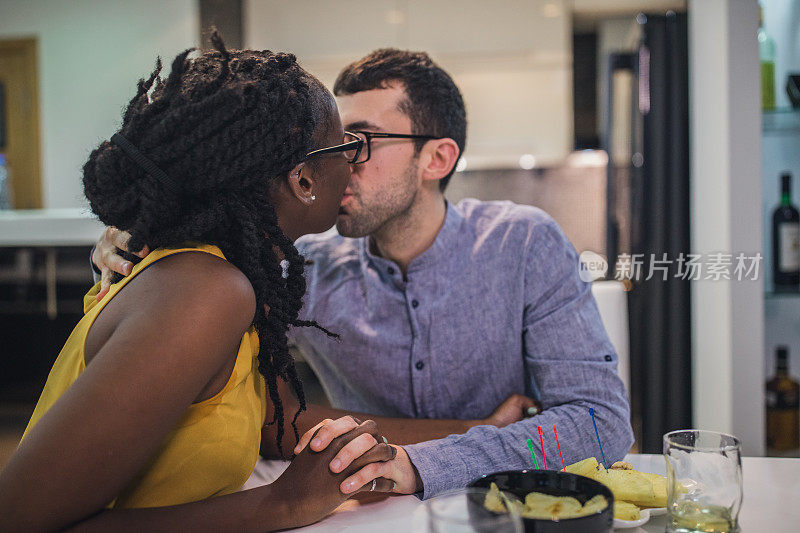 情侣在餐桌上接吻
