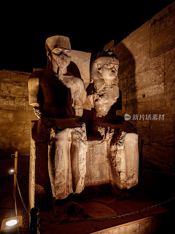 图坦卡蒙国王和他的王后雕像在埃及的卢克索神庙