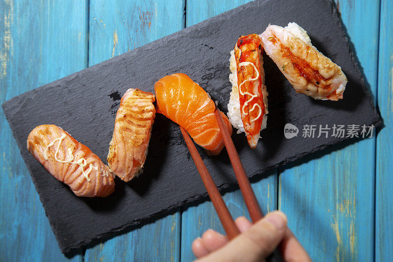 传统的鲑鱼和虾寿司