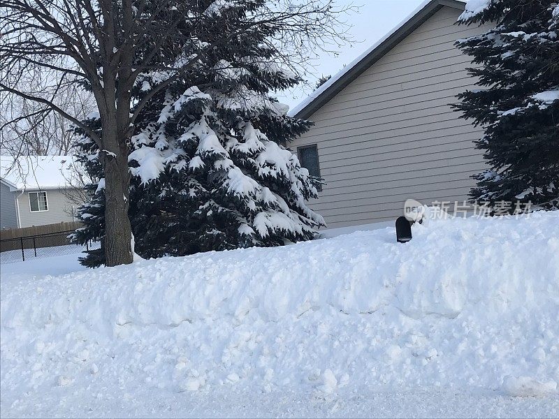 邮筒被雪覆盖