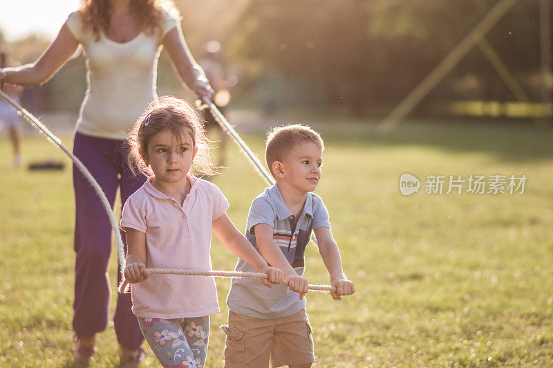 孩子们用绳子做游戏