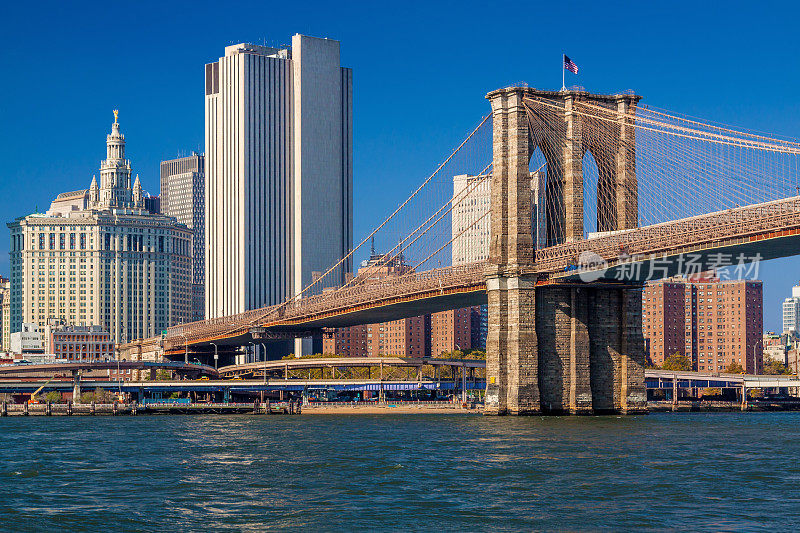 纽约市天际线布鲁克林大桥，曼哈顿市政大楼，东河和红砖住宅建筑下东区，纽约，美国。